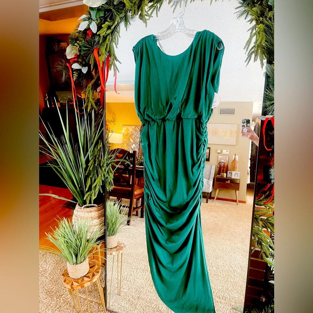 Gorgeous green maxi dress that is form fitting and has lots stretch! New w/tags